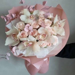 Нежный букет для девушки с орхидеями и розами в упаковке